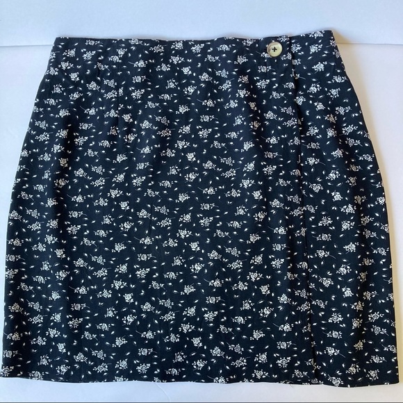 Wrap Mini Skirt Black w/white floral print - Picture 2 of 8